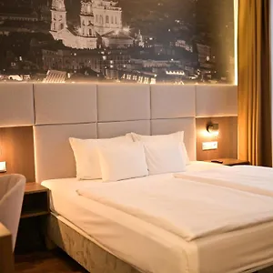 12 Revay 3*, بودابست المجر